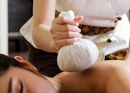 massages aux pochons d'herbes